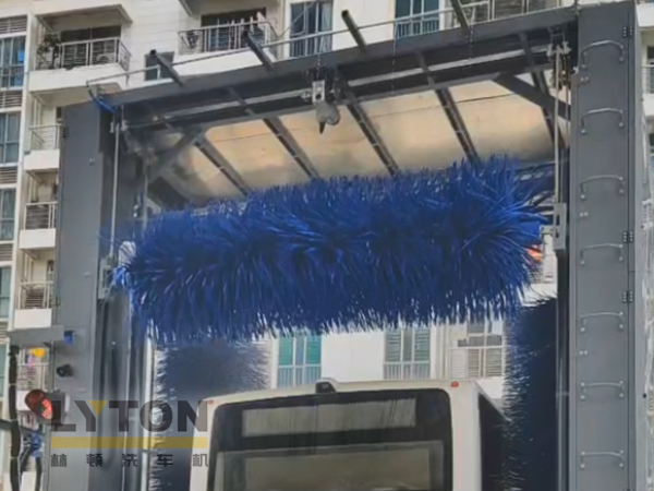 廣東某公交公司引進(jìn)林頓LM-360系列往復(fù)式巴士洗車(chē)機(jī)