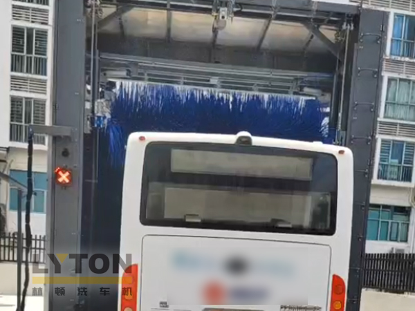廣東某公交公司引進(jìn)林頓LM-360系列往復(fù)式巴士洗車(chē)機(jī)